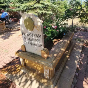 fikret otyam mezari basinda anildi U7G5EJlT