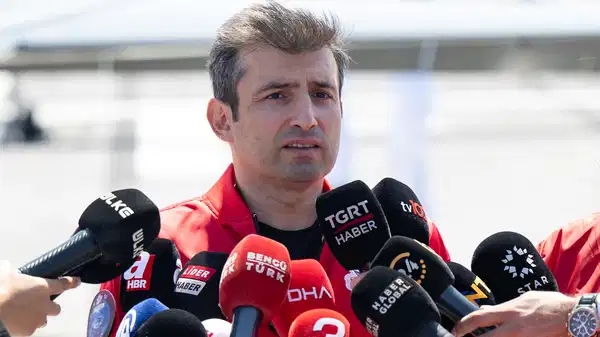 selcuk-bayraktarin-tcg-anadolu-ve-savarona-duyurusu-tepki-cekti-neden-donanma-komutani-degil-de-ozel-bir-sirket-sahibi-acikliyor-iL6rrObB.jpg