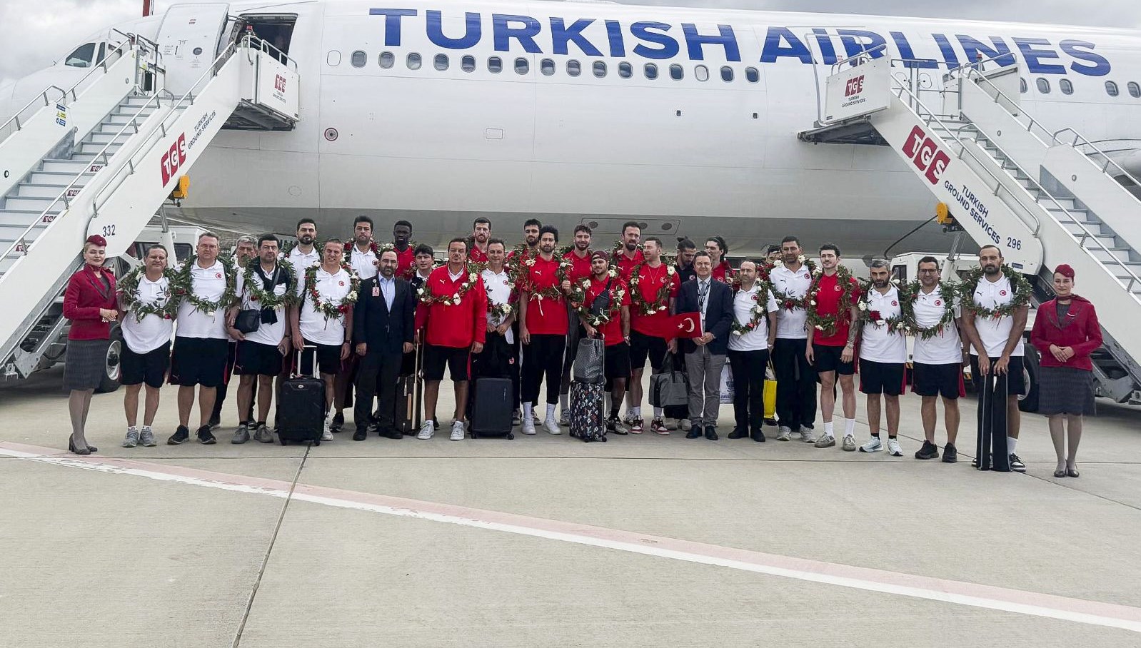 avrupa ikincisi 12 dev adam yurda dondu 7nAQk9HM