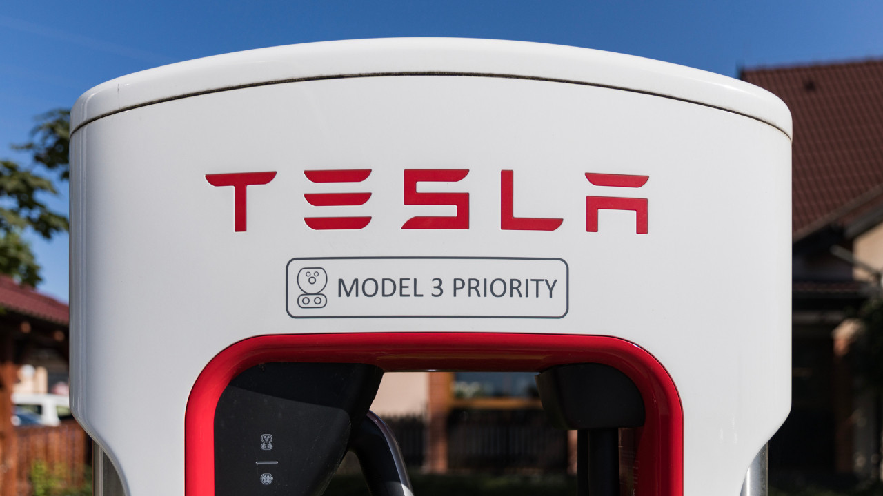 elon muskin teslasi elon muskin xine sirt cevirdi Ae6KA3kv