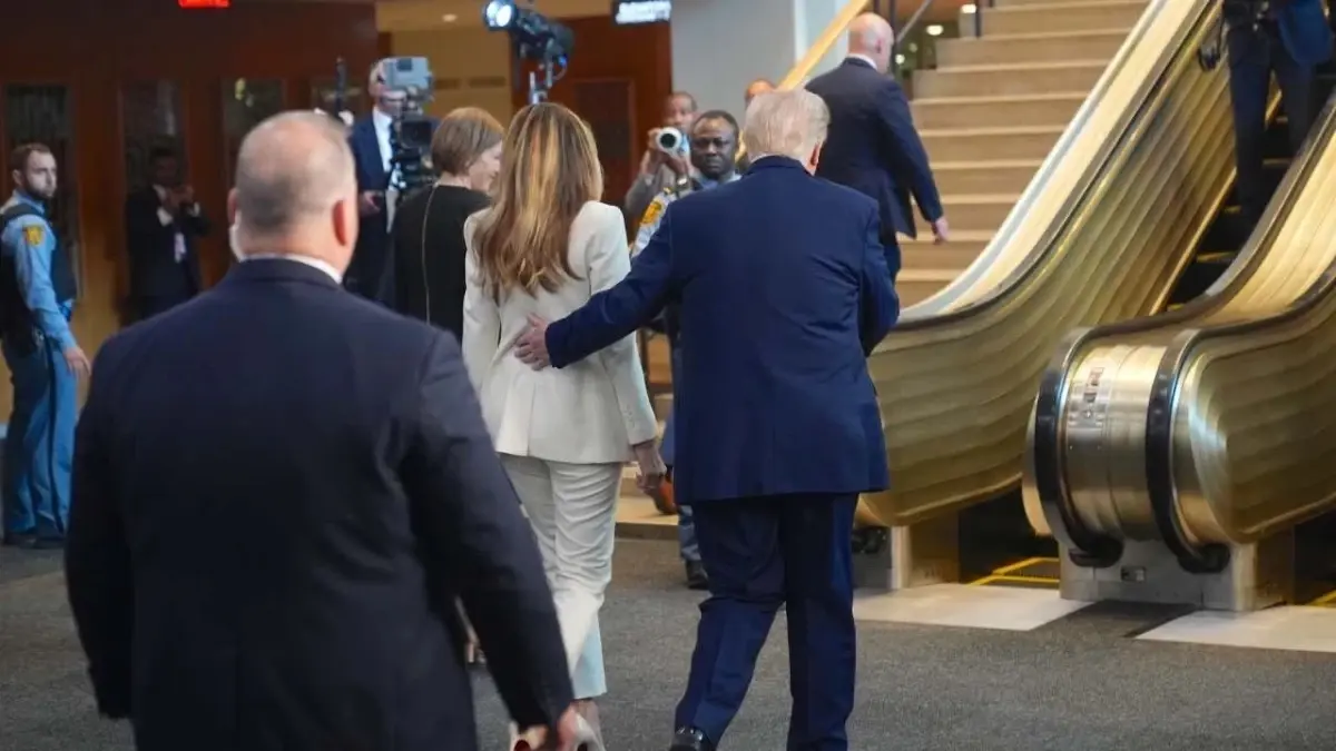 trumpin yuruyen merdiven kazasi Vx1Kk8Pv