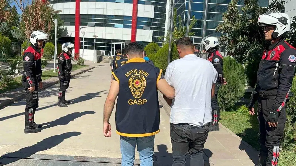 adiyamanda silahli kavga sonrasi adliye onunde gerginlik 3 gozalti YI2bBTmA