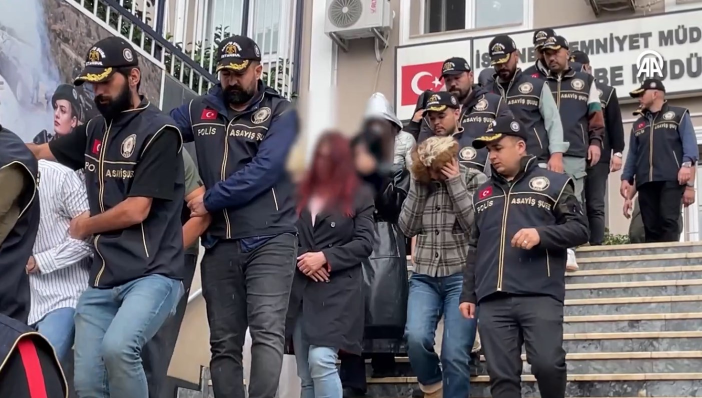 ahlak polisinden istanbulda 15 ilceye baskin gDWSTAV1.jpg