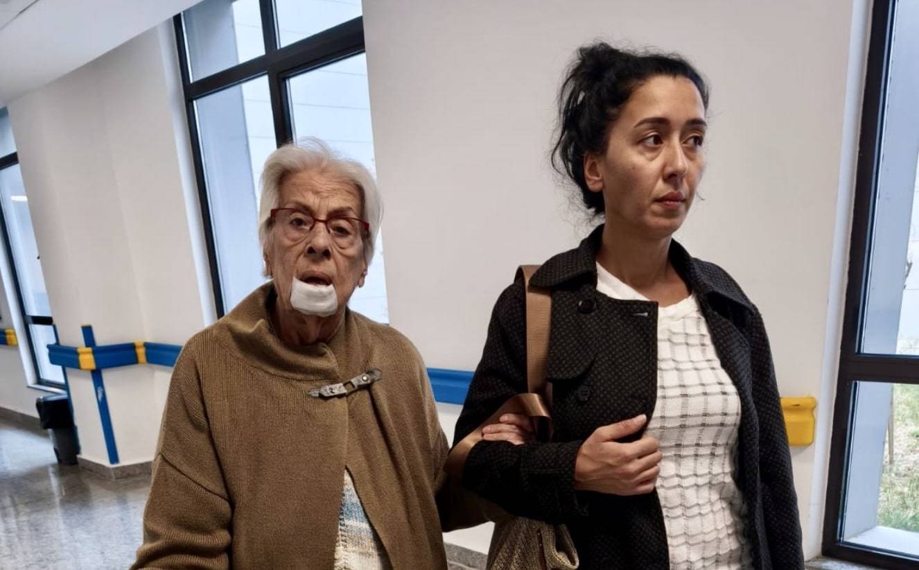 buca seyfi demirsoy devlet hastanesinde tekerlekli sandalye skandali xWa3j4Vz.jpeg