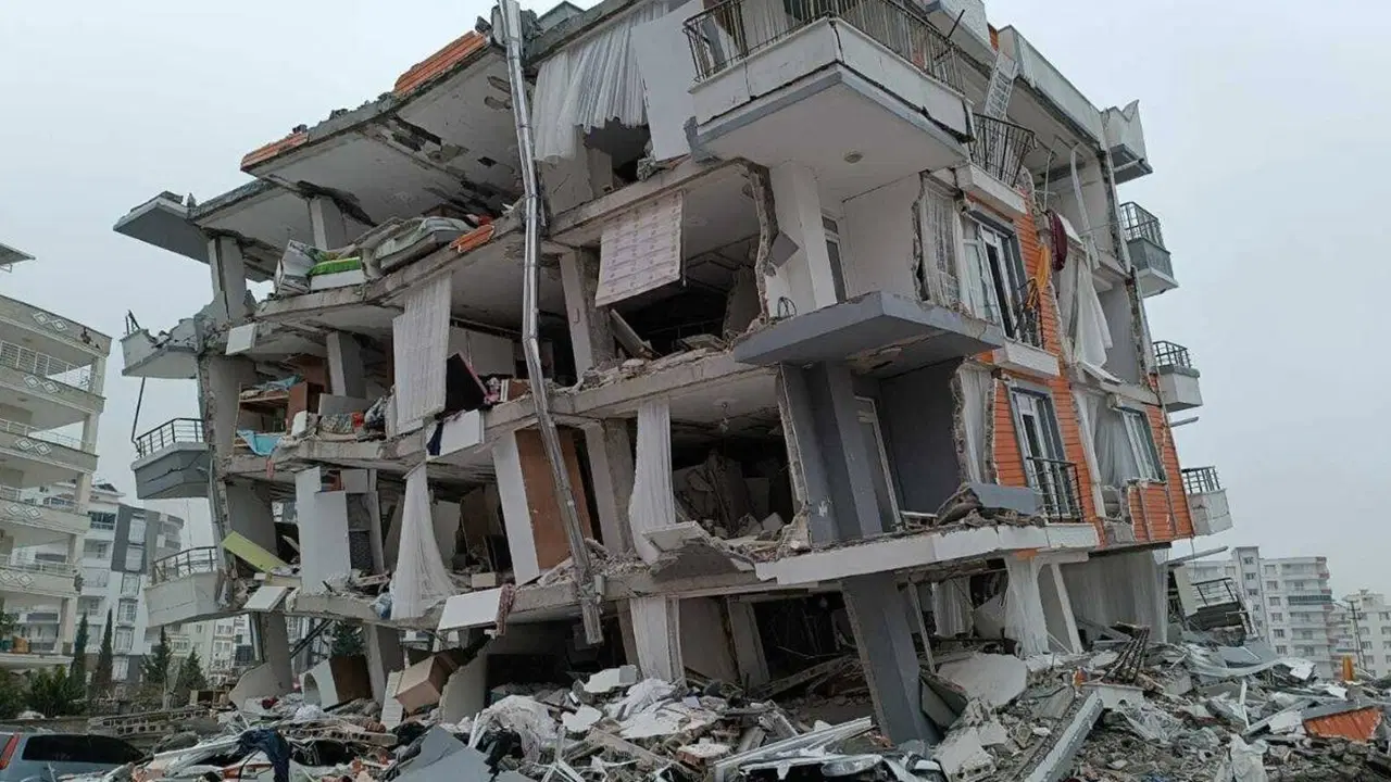 depremde yikilan burak yapi sitesi davasinda kamu gorevlileri ilk kez hakim karsisina cikti savunmalari pes dedirtti LAEYPAVl