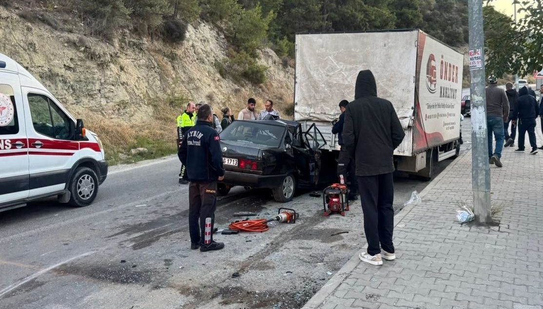 kusadasinda otomobil park halindeki kamyonete carpti bir olu dort yarali cMEjqPx9.jpg