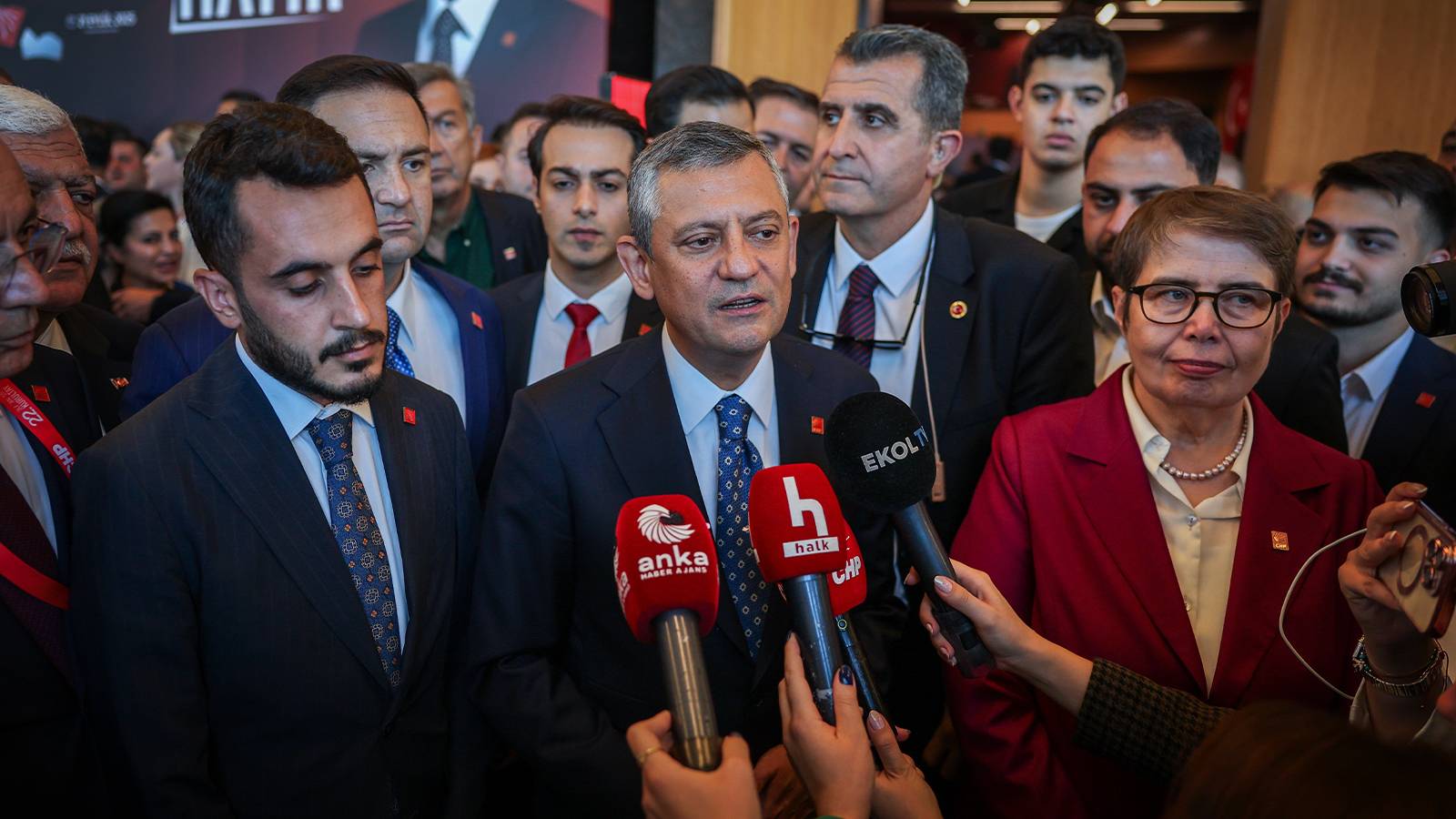 ozelden a habere nadir elementler yaniti ItOnBNFk.jpg