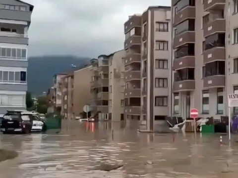 Saganak bir anda bastirdi 150den fazla ev ve is yerini su basti 6Hnkrl4x