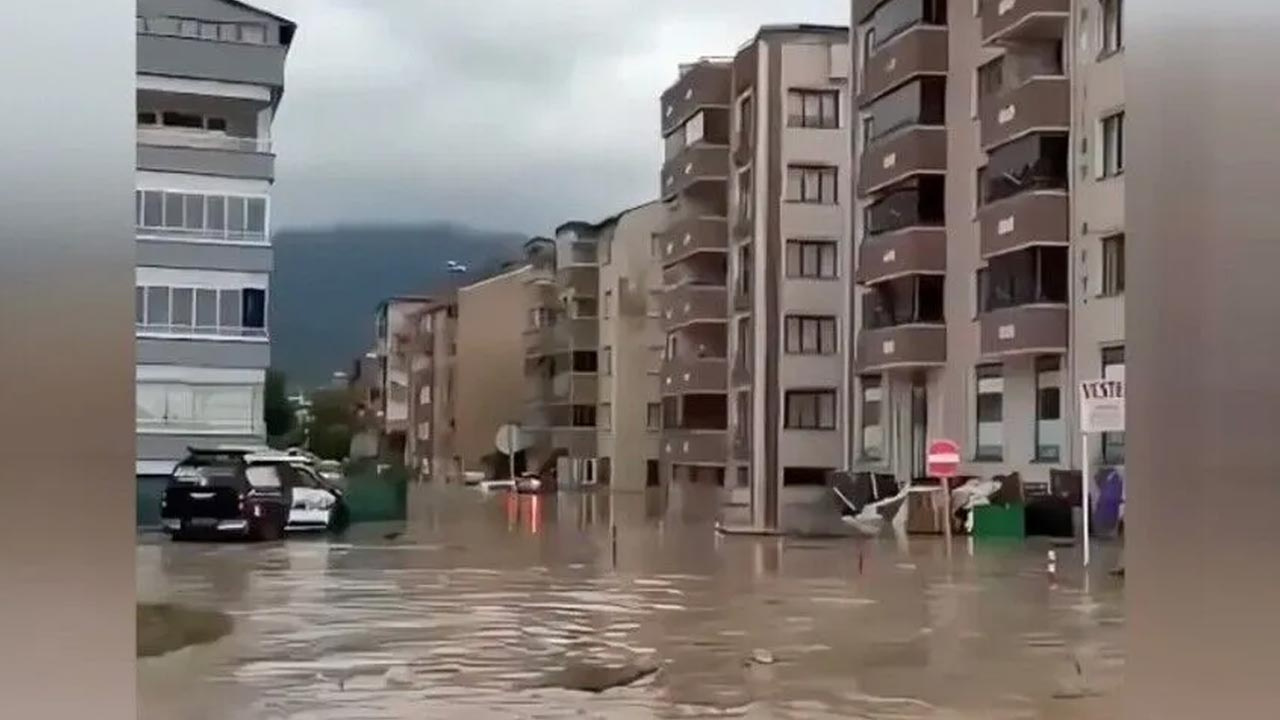 Saganak bir anda bastirdi 150den fazla ev ve is yerini su basti 6Hnkrl4x